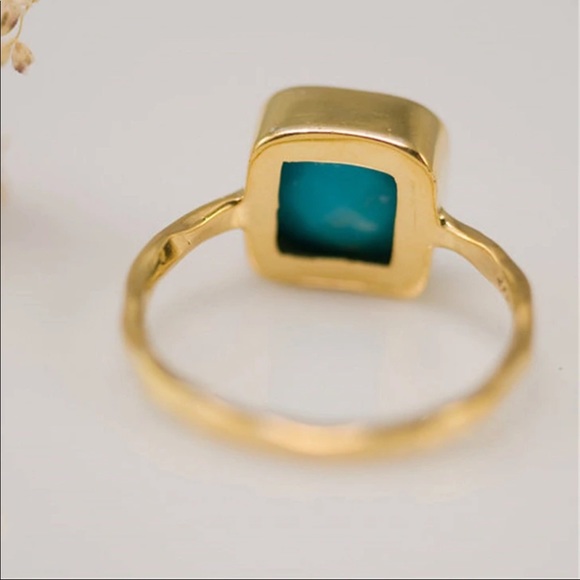 Gold colored ring w/turquoise colored stone. NWT Size7 - Picture 2 of 4